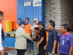 Di Tengah Sidak Gudang Bulog di Magelang, Prabowo Sapa dan Foto Bareng Pegawai