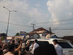 Kala Warga dan Anak-Anak Sekolah Antusias Sapa Prabowo di Magelang