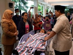 Prabowo Jenguk Korban Kecelakaan Kereta di RSUD Bekasi, Perintahkan Investigasi dan Perbaikan Lintasan