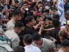 Prabowo Guyub Bareng Buruh: Buka Baju, Peluk, hingga Salami Para Pekerja