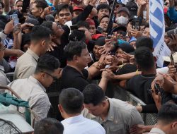 Prabowo Guyub Bareng Buruh: Buka Baju, Peluk, hingga Salami Para Pekerja