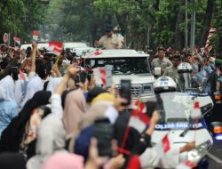 Momen Hangat Warga Sambut Kedatangan Prabowo di Bandung: Pak Minta Foto!