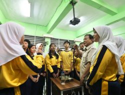 Tinjau MBG di SMPN 111 Jakarta Barat, Prabowo Disambut Sorak Gembira Para Siswa