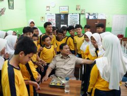 Prabowo Dikerumuni Pelajar Berebut Tanda Tangan Usai Tinjau MBG di SMPN 111 Jakarta