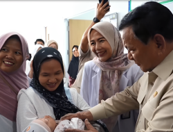 Momen Hangat di RSUD KH. Muhammad Thohir Krui, Prabowo Sapa Bayi hingga Doakan Pasien
