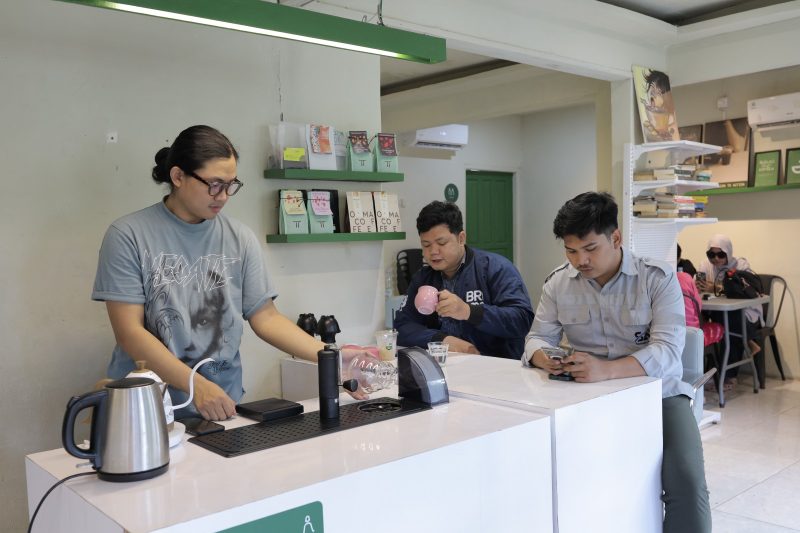 Kedai Kopi Bertumbuh, Menyeduh Harum Ekonomi di Lingkar IMIP