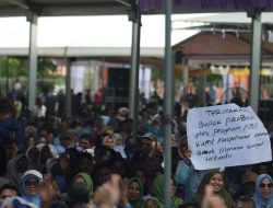 Spanduk Dukung MBG Membentang Kala Prabowo Pidato di Hadapan Petani-Nelayan