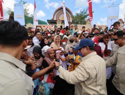 Sapa Warga Lombok Hingga Layani Swafoto, Prabowo: Saya Titip Jaga Bendungan Ini dengan Baik