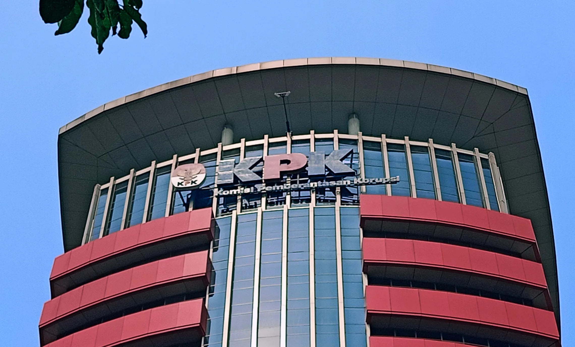 Data dirangkum berdasarkan laporan penindakan KPK dan pemberitaan yang tersedia hingga 29 Agustus 2026. Angka utama: 19 OTT, terdiri dari 12 kepala daerah dan 7 nonkepala daerah.