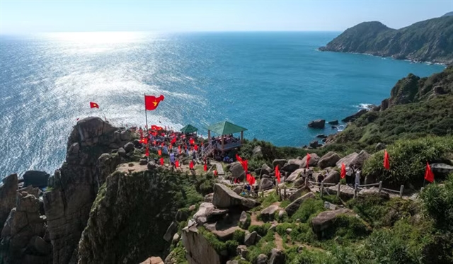 Geopark Phu Yen ditetapkan pada 2024 dan mencakup hampir 2.000 kilometer persegi daratan serta sekitar 1.000 kilometer persegi wilayah laut yang tersebar di 22 komune dan kelurahan di bagian timur Dak Lak.