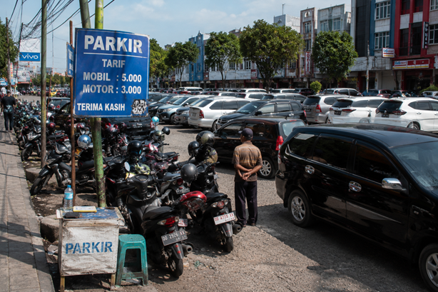 Persoalan mulai muncul ketika jumlah kendaraan bertambah dan ruang jalan semakin terbatas. Bahu jalan yang seharusnya menjadi bagian dari ruang lalu lintas digunakan untuk parkir.