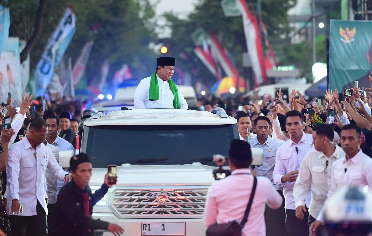 Prabowo mengatakan bahwa MBG merupakan program besar dengan tantangan yang juga tidak sedikit. Oleh karena itu, pemerintah terus melakukan evaluasi serta perbaikan agar implementasinya semakin baik dan manfaatnya dapat dirasakan masyarakat secara luas.