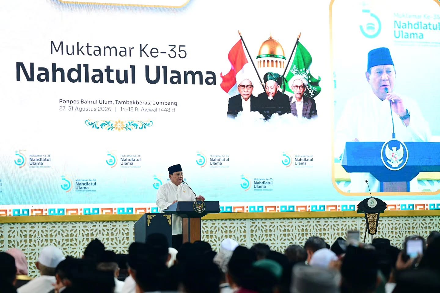 "Kita hidup di gugusan pulau yang sangat makmur, tapi juga penuh dengan tantangan-tantangan alam, tapi negara kita kuat, dan semakin kuat. Karunia dari Yang Mahabesar sangat besar," ungkap Prabowo.
