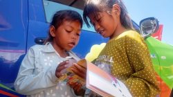 Kehadiran perpustakaan keliling memberikan kesempatan bagi anak-anak untuk mengisi waktu sekaligus menjaga aktivitas belajar dan bermain selama berada di pengungsian. (Foto: BNPB)