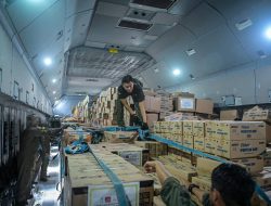 Arahan Prabowo, 6 Pesawat TNI AU Angkut Lagi Logistik hingga Pompa Air ke NTT & Kalimantan