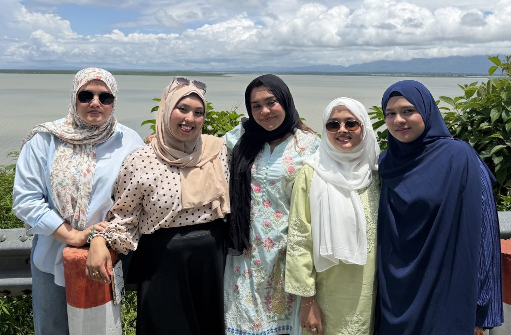 [Dari kiri ke kanan] Salah satu pendiri Rohingya Maiyafuinor Collaborative Network (RMCN), Yasmin Ullah, bersama empat rekannya, Nurhayati, Hayat, Rafia, dan Nuraisha, berada di Zero Point di Sungai Naf, menghadap Negara Bagian Arakan, di Teknaf, Bangladesh, pada 15 Agustus. (Kredit: RMCN)