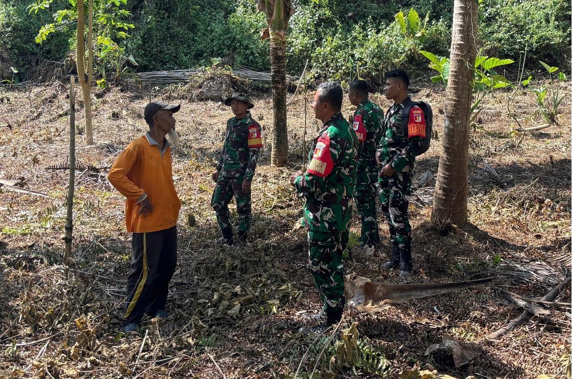 Personel memberikan edukasi dan imbauan kepada warga agar tidak melakukan pembakaran lahan secara sembarangan.