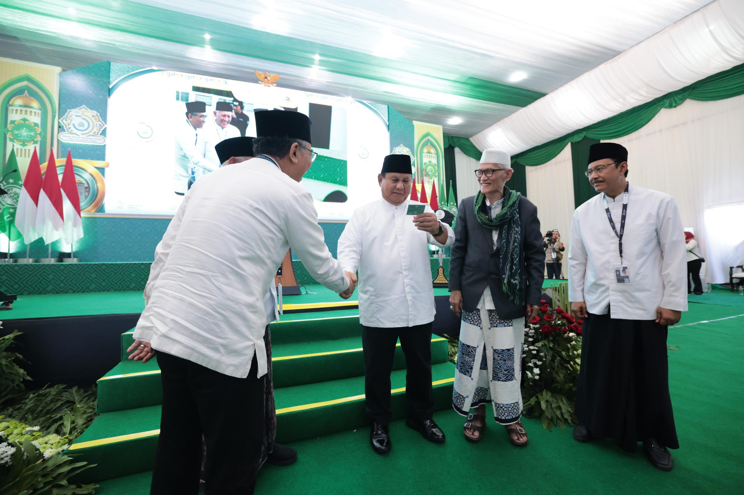 Prabowo menyebut penerimaan sebagai anggota seumur hidup NU merupakan sebuah kehormatan besar, sekaligus menjadi penanda bahwa dirinya telah diterima sebagai bagian dari keluarga besar organisasi Islam tersebut.