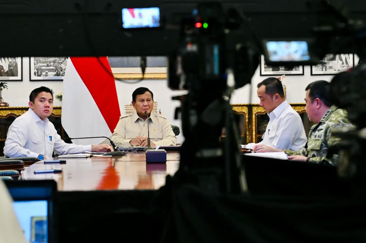 Presiden Prabowo Subianto meminta Kapolri Jenderal Listyo Sigit Prabowo menjelaskan secara konkret penindakan terhadap pelaku kebakaran hutan dan lahan (karhutla). Prabowo bahkan memotong laporan Kapolri saat rapat dan menanyakan jumlah orang yang telah ditangkap.