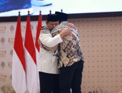 Peluk Dubes Palestina, Prabowo Tak Kuasa Tahan Air Mata di Hadapan Ribuan Santri Gontor