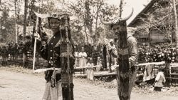 Dua Tadulako Sigi sekitar 1930 dalam pakaian perang. (Foto: https://digitalcollections.universiteitleiden.nl)
