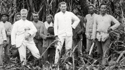 Di belakang kameranya adalah Paul dan Fritz Sarasin, dua naturalis asal Swiss yang pada awal abad ke-20 menjelajah Sulawesi. Foto Danau Lindu dari kawasan Langko kemudian menjadi salah satu rekaman visual paling awal tentang lanskap dan kehidupan di sekitar danau itu. Catatan modern yang menelusuri ekspedisi mereka menyebut kedatangan Sarasin di Lindu pada 22 Juli 1902 dan mengidentifikasi foto lanskap tersebut sebagai bagian dari dokumentasi ekspedisi mereka. (Foto: https://amsterdam.wereldmuseum.nl/en)