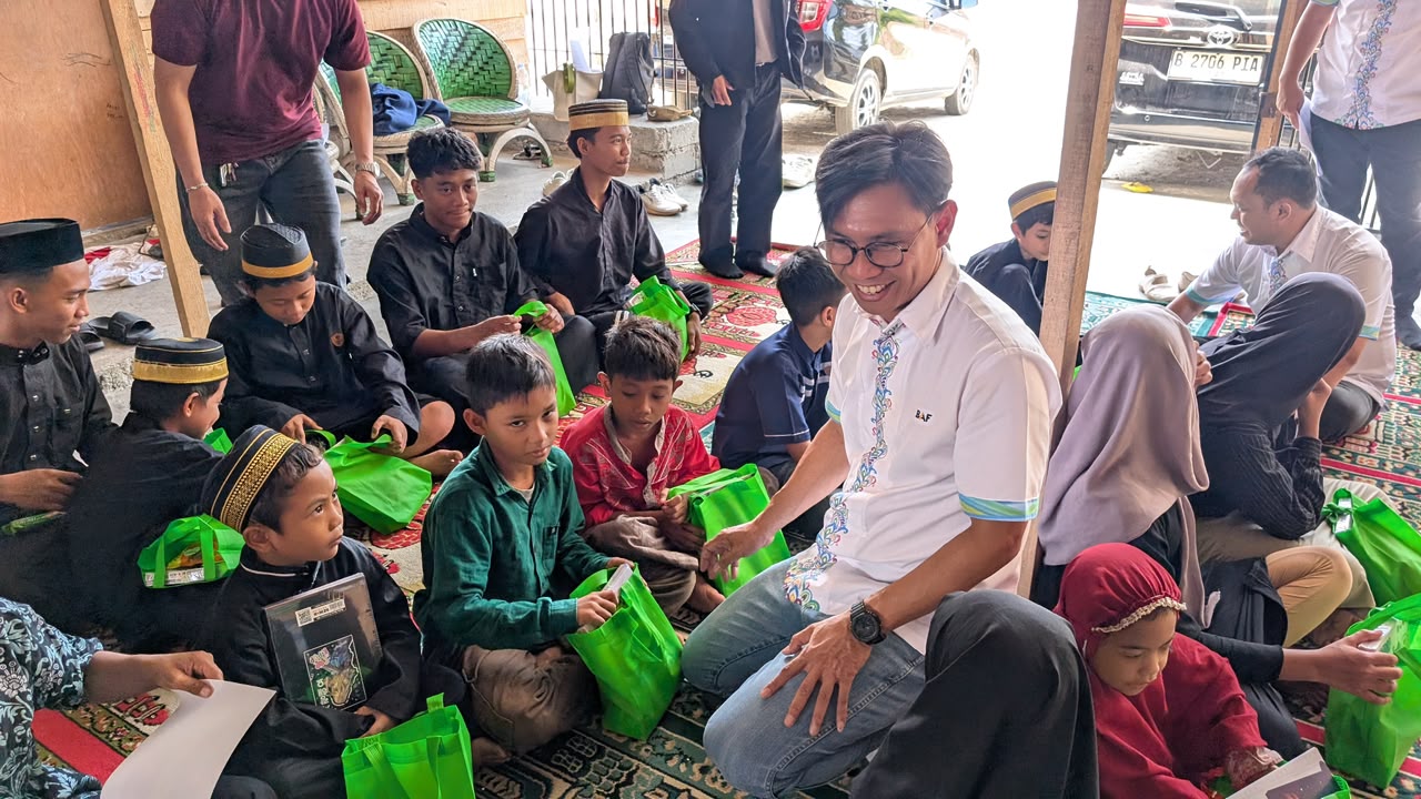 Area Marketing Manager BAF Palu membagikan donasi alat tulis kepada anak-anak Yayasan Asshabur dalam BAF United for Care, Minggu (27/9/2026). (Foto: BAF)