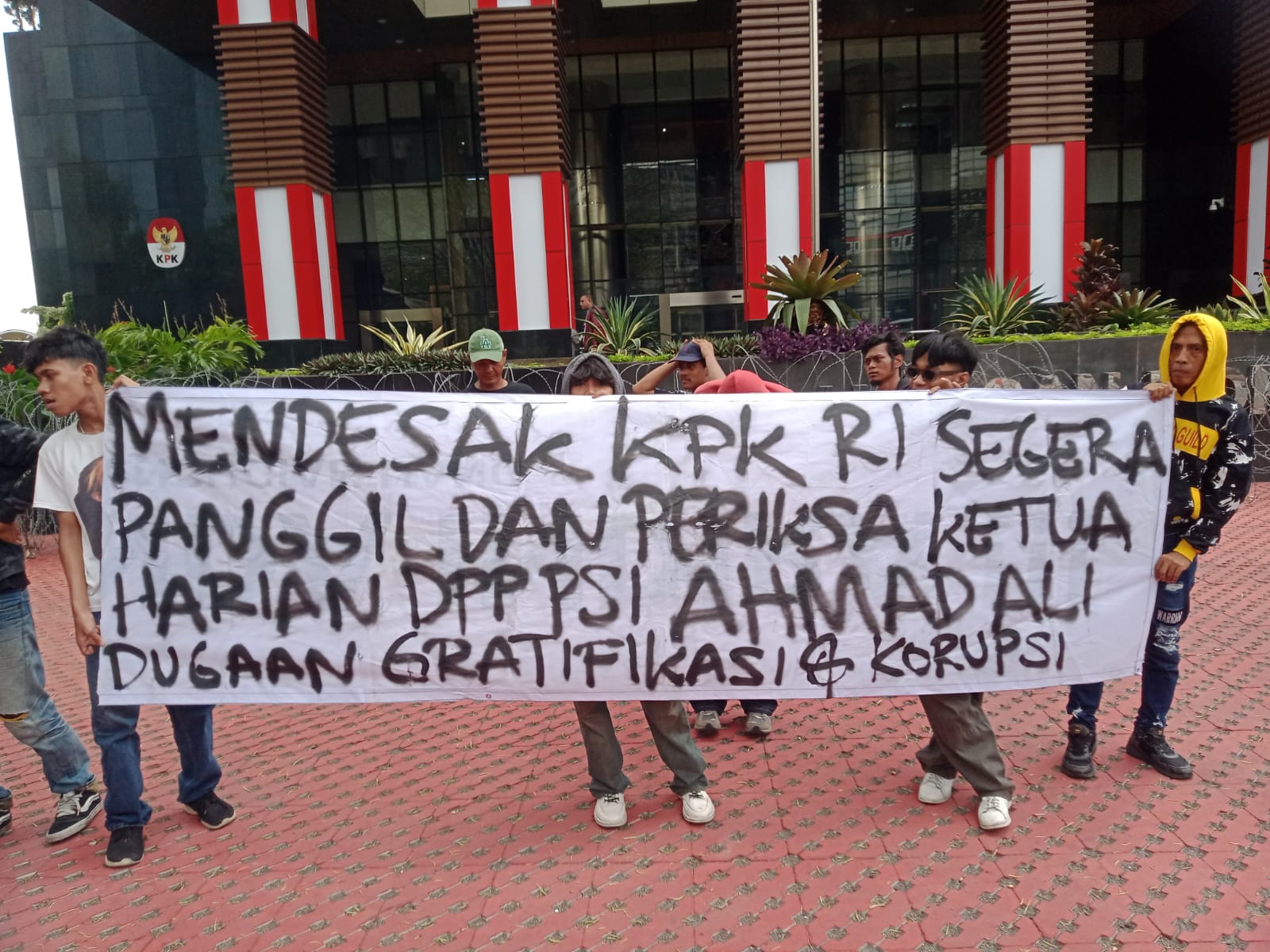 Massa mendesak KPK memanggil dan memeriksa kembali Ahmad Ali terkait pengembangan perkara dugaan gratifikasi dan TPPU mantan Bupati Kutai Kartanegara (Kukar) Rita Widyasari.