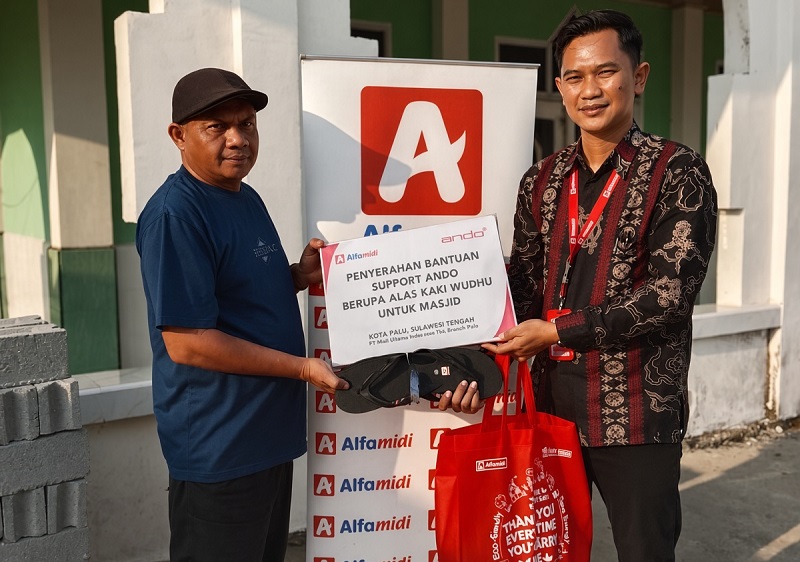 Alfamidi dan Ando Salurkan Sandal Wudhu ke Empat Masjid di Kabupaten Sigi