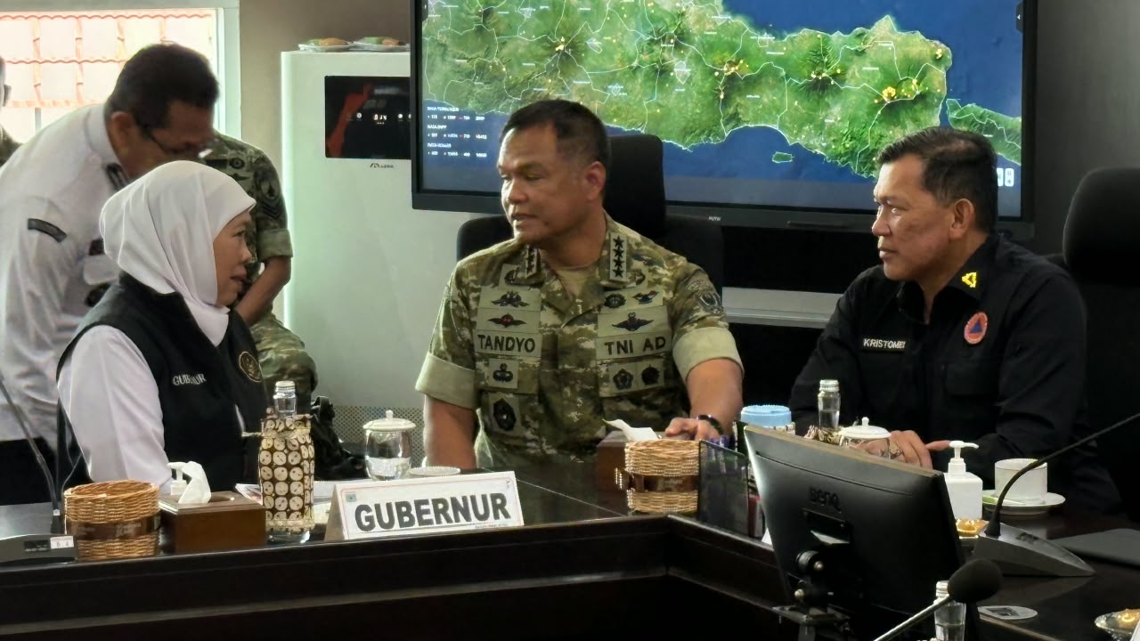 Kepala BNPB Letjen TNI Kristomei Sianturi Bersama KSAD Jenderal TNI Tandyo Budi Revita dalam Rapat Koordinasi Penanganan Karhutla Provinsi Jawa Timur di Balai Kota Among Tani, Kota Batu, Jawa Timur, Jumat (23/10)