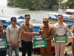 Perkuat Ekonomi Pesisir, IMIP Salurkan 6 Unit Kapal Nelayan ke Dua Desa