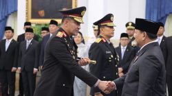 Presiden Prabowo Subianto menyalami Kapolri Jenderal Suyudi Ario Seto usai pelantikan di Istana Negara, Kamis (1/10/2026) (Foto: Bakom RI)