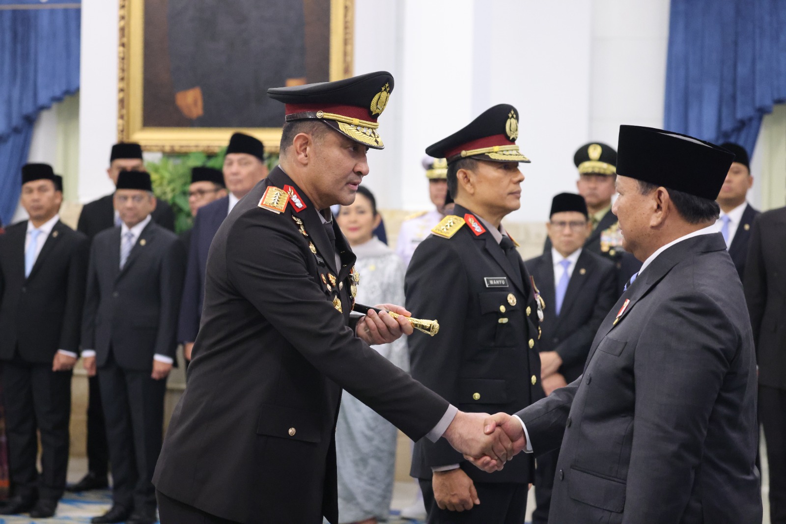Presiden Prabowo Subianto menyalami Kapolri Jenderal Suyudi Ario Seto usai pelantikan di Istana Negara, Kamis (1/10/2026) (Foto: Bakom RI)