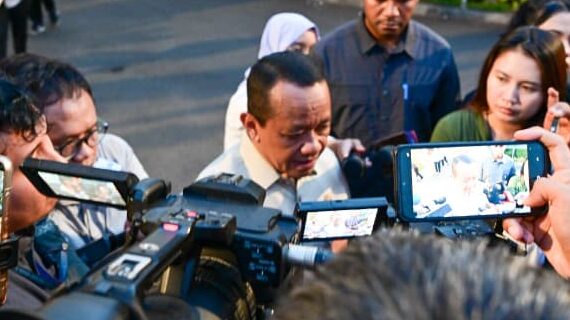 Presiden Prabowo Subianto menerima Menteri Koordinator Bidang Hilirisasi dan Transisi Energi Bahlil Lahadalia pada Kamis, 29 Oktober 2026. (Foto: BPMI Setpres)